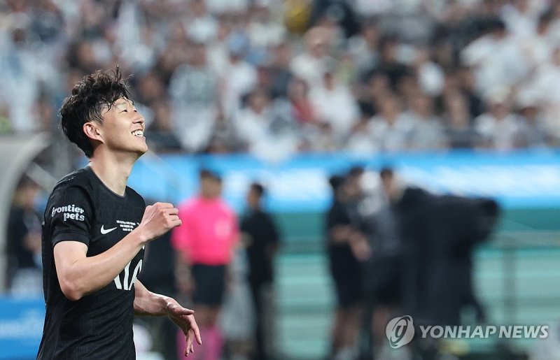 아쉬워하는 손흥민 (출처=연합뉴스)