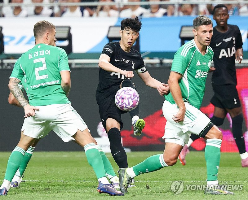 뉴캐슬 수비 사이로 크로스 올리는 손흥민 (출처=연합뉴스)