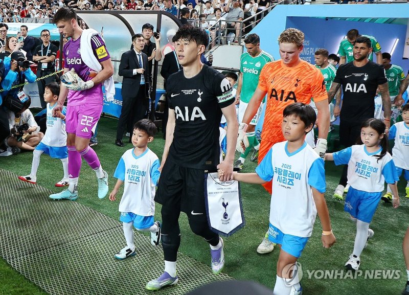 토트넘 고별전 입장하는 손흥민 (출처=연합뉴스)