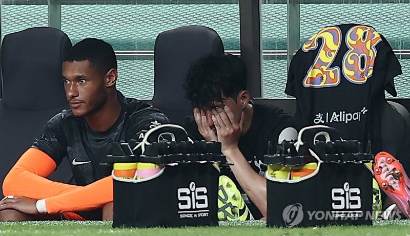 교체 아웃된 후 눈물을 흘리는 손흥민.연합뉴스