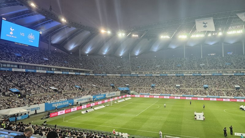 경기 시작 전 가득 찬 서울월드컵경기장 관중석 (출처=연합뉴스)