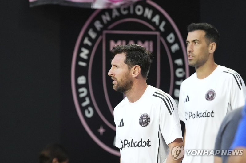 메시(왼쪽)와 부스케츠 (출처=연합뉴스)