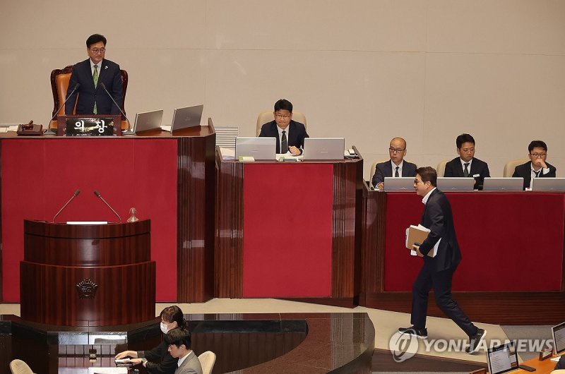 국민의힘 신동욱 의원, 방송법 개정안 필리버스터 돌입 (출처=연합뉴스)