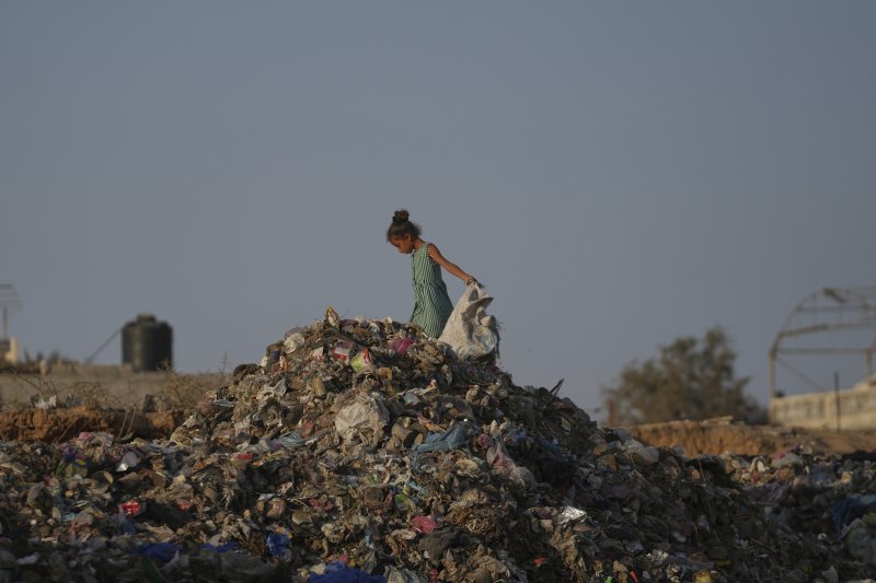 [아즈 자와이다=AP/뉴시스] 지난달 17일(현지 시간) 가자지구 중부 아즈 자와이다에서 한 팔레스타인 소녀가 땔감과 플라스틱, 통조림 등을 찾기 위해 쓰레기 매립지를 뒤지고 있다. 2025.08.04.