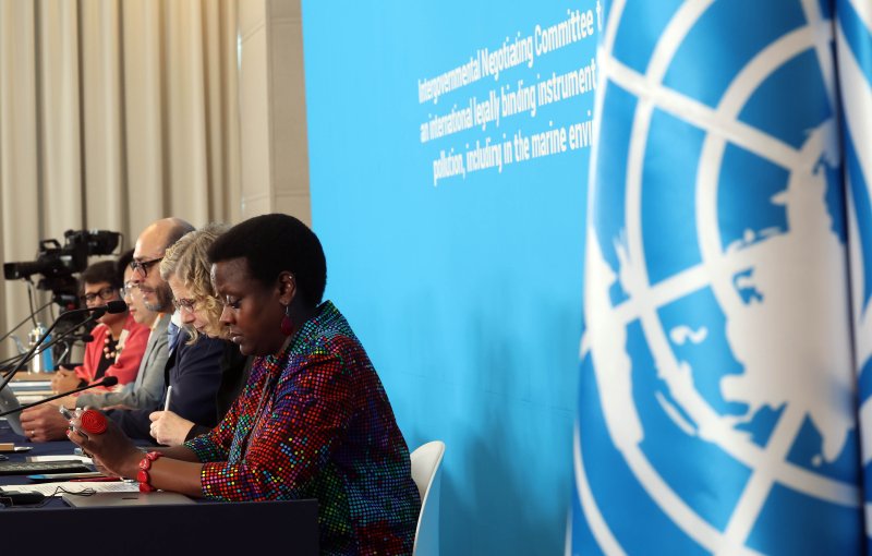 [부산=뉴시스] 하경민 기자 = 유엔 플라스틱 협약 제5차 정부간협상위원회(INC-5) 회의가 개막한 지난해 11월 25일 부산 해운대구 벡스코 제1전시장 회의실에서 루이스 바야스 발비디에소(가운데) 의장 등이 기자회견을 하고 있다. 2025.08.04. yulnetphoto@newsis.com