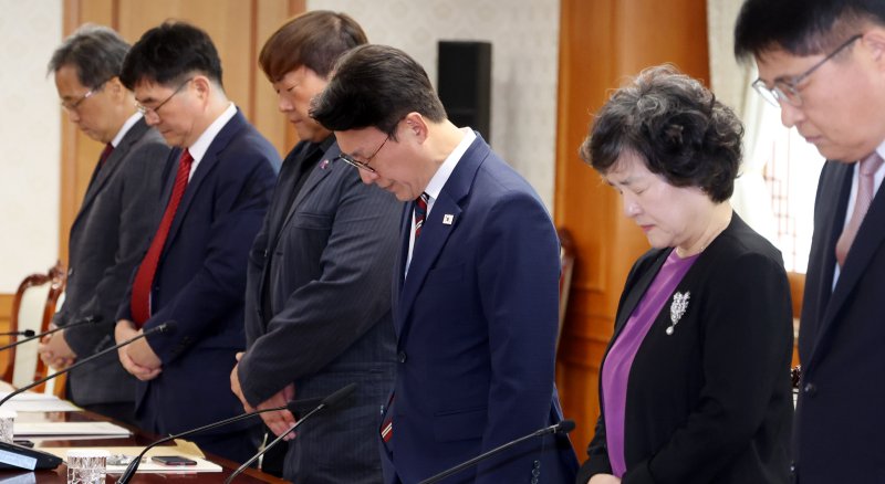 [서울=뉴시스] 추상철 기자 = 김민석 국무신규 바카라사이트가 4일 오후 서울 종로구 정부서울청사에서 '이태원 참사 추모위원회' 시작에 앞서 묵념을 하고 있다. 2025.08.04. scchoo@newsis.com