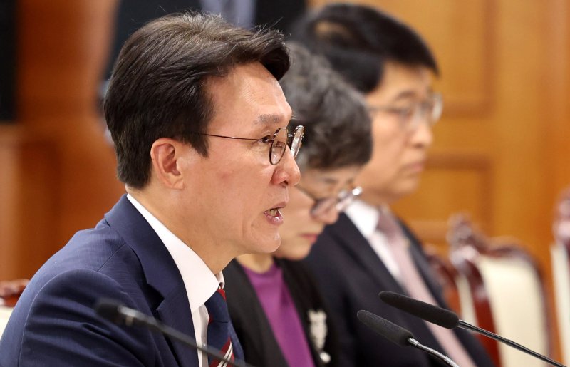 [서울=뉴시스] 추상철 기자 = 김민석 국무신규 바카라사이트가 4일 오후 서울 종로구 정부서울청사에서 열린 '이태원 참사 추모위원회'에서 모두발언을 하고 있다. 2025.08.04. scchoo@newsis.com