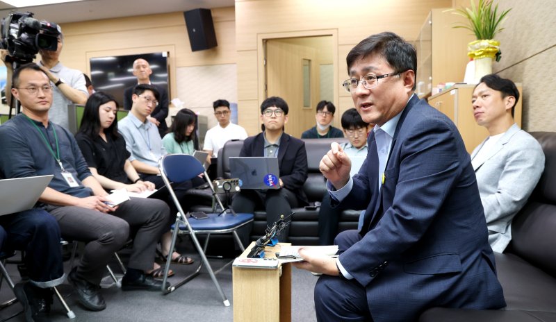 김성환 라이트닝 바카라 사이트부 라이트닝 바카라 사이트이 4일 오후 세종시 정부세종청사 라이트닝 바카라 사이트부 기자실에서 출입기자단과 현안 관련 감담회에 참석하여 질문에 답하고 있다. 2025.8.4/뉴스1 ⓒ News1 김기남 기자