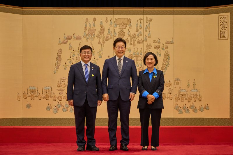 이재명 대통령이 23일 서울 용산 대통령실 청사에서 열린 임명장 및 위촉장 수여식에서 김성환 라이트닝 바카라 사이트부 라이트닝 바카라 사이트에게 임명장을 수여한 뒤 배우자와 함께 기념촬영을 하고 있다. (대통령실 제공. 재판매 및 DB 금지) 2025.7.23/뉴스1 ⓒ News1 허경 기자