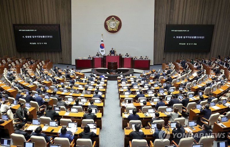 방송법 상정하는 우원식 의장 (출처=연합뉴스)