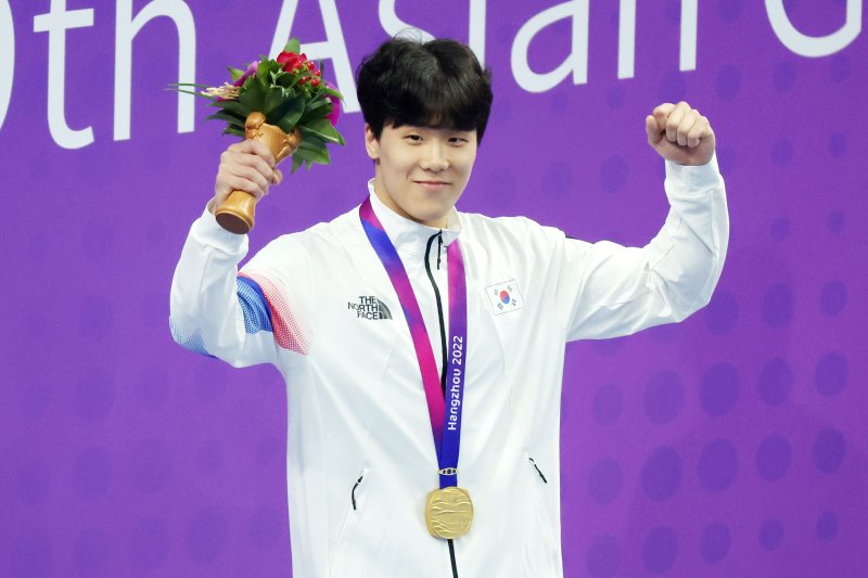 2022 항저우 아시안게임 수영 남자 자유형 50m 금메달을 목에 건 지유찬. 뉴스1 DB ⓒ News1 민경석 기자