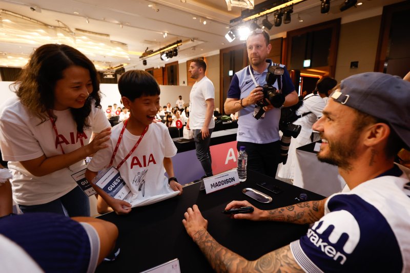 AIA생명은 지난해 8월 서울 여의도 콘래드호텔에서 '팬아트 전시회'를 열었다. 전시회에 참여한 잉글랜드 프로축구 프리미어리그(EPL) 토트넘 홋스퍼 소속의 제임스 메디슨 선수(오른쪽 첫번째)가 참가자에게 사인을 해주고 있다. AIA생명 제공