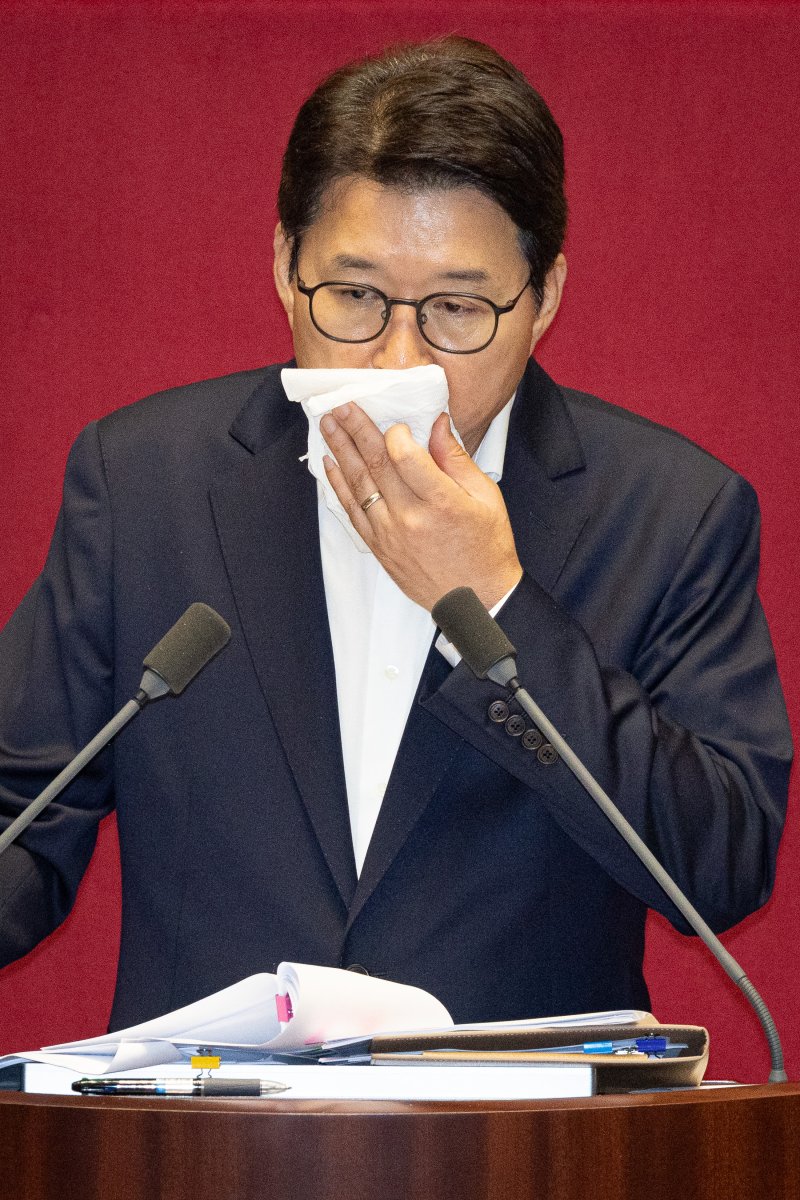 신동욱 국민의힘 의원이 4일 서울 여의도 국회에서 열린 제427회 국회(임시회) 3차 본회의에 상정된 방송법 일부개정법률안(대안)에 대한 무제한토론(필리버스터)을 하고 있다. 사진=뉴스1