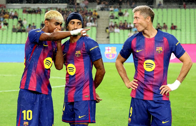 [대구=뉴시스] 이무열 기자 = 4일 대구 수성구 대구스타디움 경기장에서 열린 ‘FC바르셀로나 2025 아시아투어 에디션’ FC바르셀로나와 대구FC의 경기 시작 전 FC바르셀로나 라민 야말과 하피냐가 대화하고 있다. 2025.08.04. lmy@newsis.com