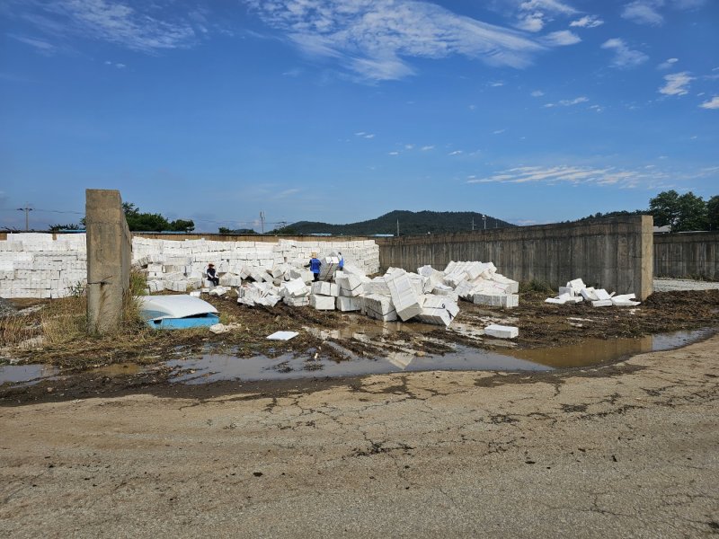 [태안=뉴시스] 김덕진 기자=충남 태안 근흥면 신진항 인근 도항리 임시 적치장에 쌓인 스티로폼 상자 쓰레기가 적치돼 있다. 2025.08.04. spark@newsis.com. *재판매 및 DB 금지