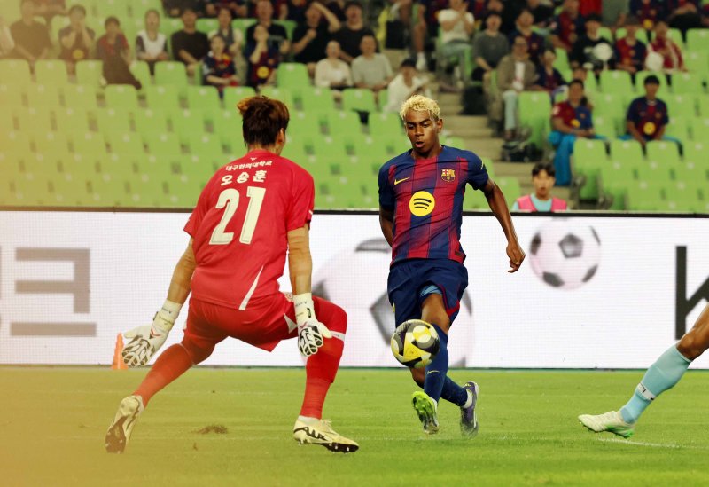 4일 오후 대구 수성구 대구스타디움에서 열린 '2025 FC바르셀로나 아시아투어' 대구FC와 FC바르셀로나의 경기에서 전반 FC바르셀로나 라민 야말이 칩슛을 시도하고 있다. 2025.8.4/뉴스1 ⓒ News1 구윤성 기자