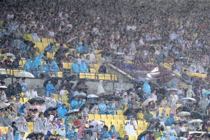 4일 오후 대구 수성구 대구스타디움에서 열린 '2025 FC바르셀로나 아시아투어' 대구FC와 FC바르셀로나의 경기, 후반전 폭우가 쏟아지는 가운데 축구팬들이 관중석을 지키고 있다. 2025.8.4/뉴스1 ⓒ News1 공정식 기자
