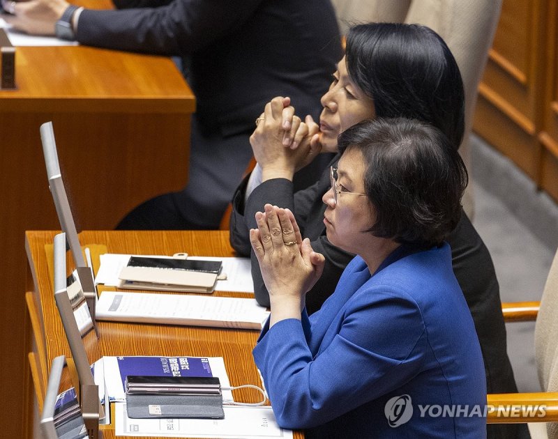 방송3법 본회의 상정 지켜보는 최민희ㆍ김현 의원 (출처=연합뉴스)