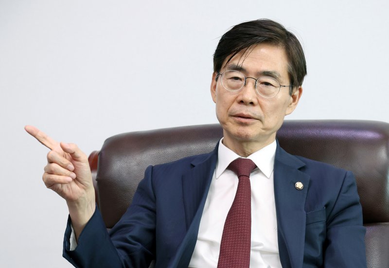 [서울=뉴시스] 김금보 기자 = 조경태 국민의힘 당대표 후보가 4일 오후 서울 여의도 국회 의원회관에서 뉴시스와 인터뷰를 하고 있다. 2025.08.04. kgb@newsis.com