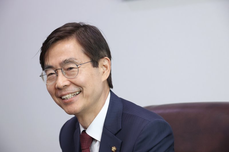 [서울=뉴시스] 김금보 기자 = 조경태 국민의힘 당대표 후보가 4일 오후 서울 여의도 국회 의원회관에서 뉴시스와 인터뷰를 하고 있다. 2025.08.04. kgb@newsis.com