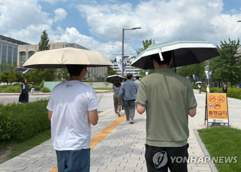 인당 1개씩...여름 버틸 양산 필요해 (출처=연합뉴스)