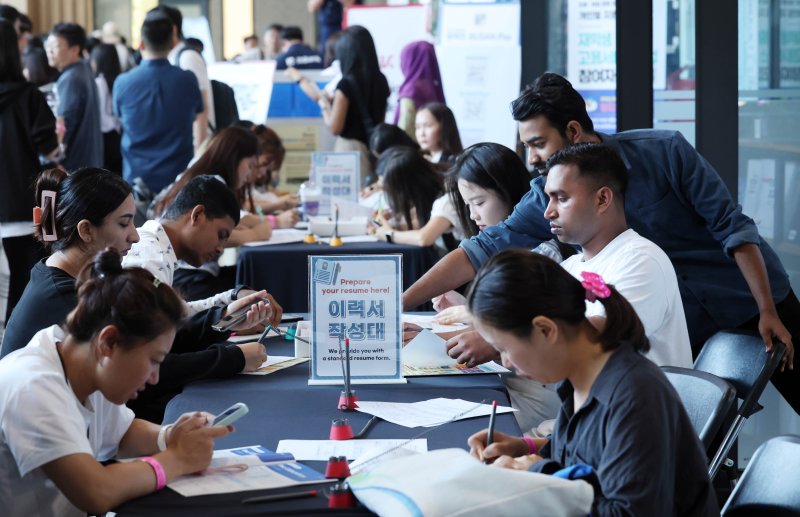 [부산=뉴시스] 하경민 기자 = '2024 부산 외국인 유학생 취업박람회'가 열린 지난해 9월 27일 부산 남구 경성대 건학기념관 30호관에서 외국인 유학생들이 이력서를 작성하고 있다. (사진은 기사와 직접 관련이 없습니다.) 2025.08.05. yulnetphoto@newsis.com