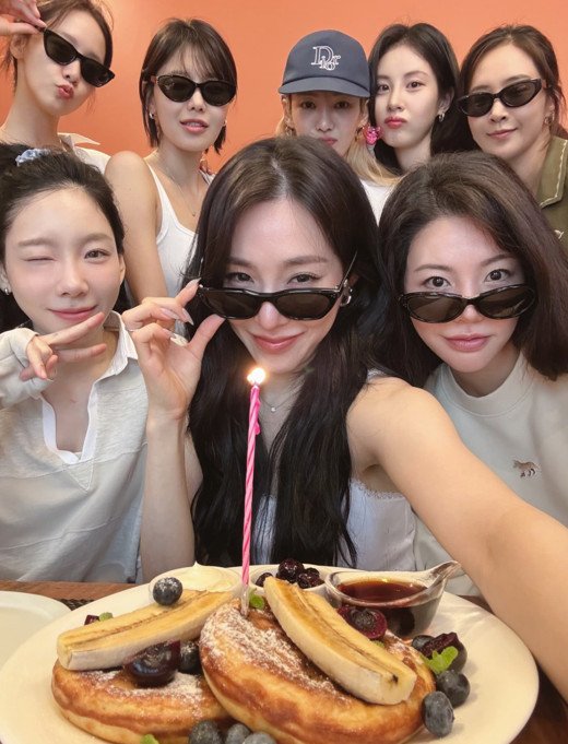 '데뷔 18주년' 소녀시대, 8인 완전체로 한 자리에…변치 않는 우정 [N샷]