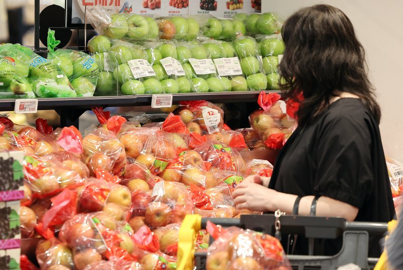 서울 시내 한 대형마트에서 시민이 사과를 고르고 있다. 2025.7.31/뉴스1 ⓒ News1 김진환 기자