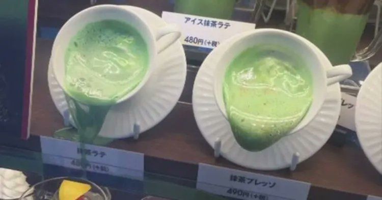 무더위에 진열장 안에서 흘러내린 음식 모형의 모습 /사진=X 갈무리