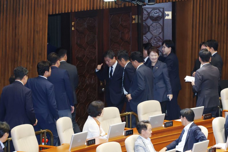 더불어민주당 정청래 대표와 의원들이 전날(4일) 오후 서울 여의도 국회에서 열린 본회의에서 신동욱 국민의힘 의원이 방송법 일부개정법률안(대안)에 대한 무제한토론(필리버스터)을 시작하자 본회의장을 나서고 있다. 2025.8.4/뉴스1 ⓒ News1 이광호 기자