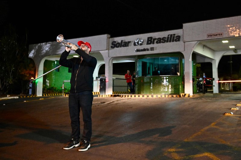 브라질 수도 브라질리아에서 4일(현지시간) 자이르 보우소나루 전 대통령에 반대하는 시위대가 보우소나루 거주 주택 단지 앞에서 트럼펫을 불고 있다.AFP연합뉴스