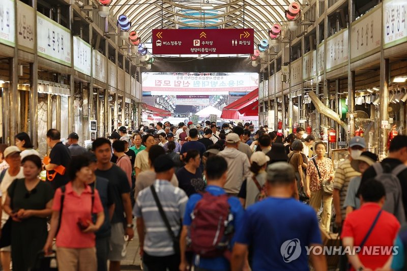 내수 회복됐나…붐비는 청량리종합시장 (출처=연합뉴스)