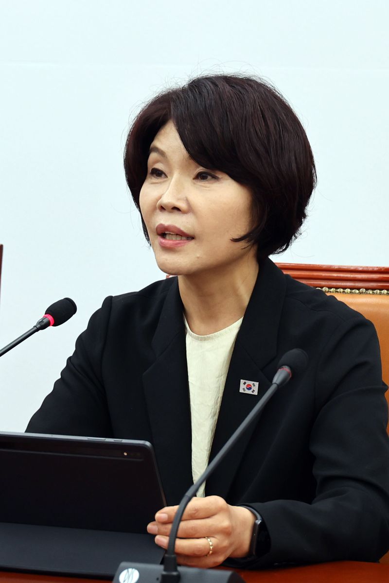 더불어민주당 한정애 신임 정책위의장이 5일 국회에서 열린 원내대책회의에서 발언하고 있다. 사진=서동일 기자