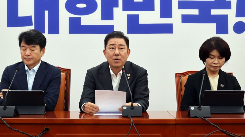 더불어민주당 김병기 원내대표가 5일 국회에서 열린 원내대책회의에서 발언하고 있다. 사진=서동일 기자