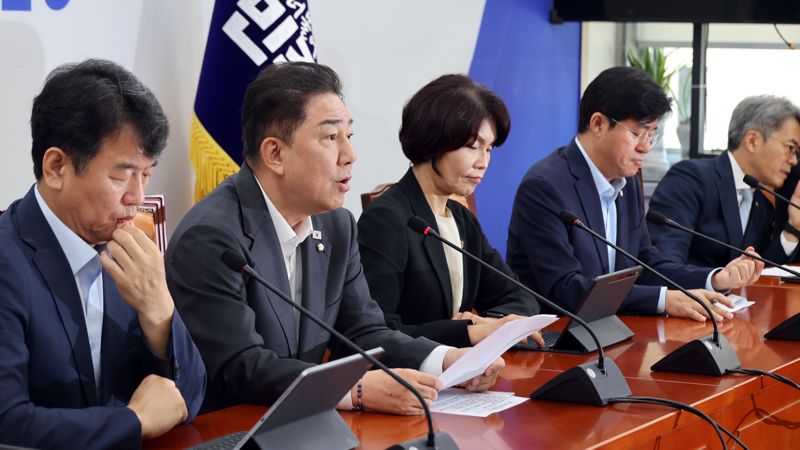 더불어민주당 김병기 원내대표가 5일 국회에서 열린 원내대책회의에서 발언하고 있다. 사진=서동일 기자