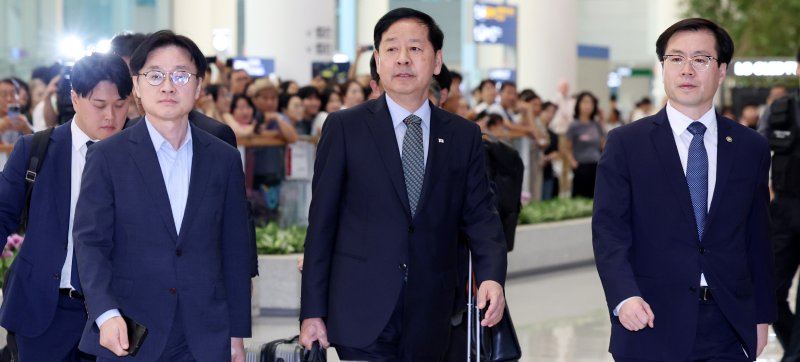 [인천공항=뉴시스] 김진아 기자 = 한미 관세 협상을 마친 구윤철 부총리 겸 기획재정부 장관과 김정관 산업통상자원부 장관, 여한구 통상교섭본부장이 1일 인천국제공항 2터미널을 통해 귀국하고 있다. 2025.08.01. bluesoda@newsis.com