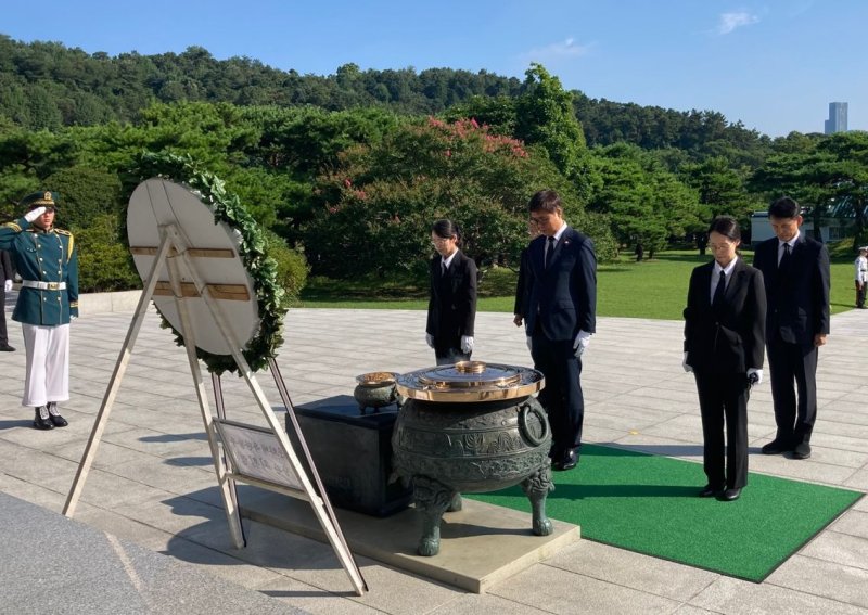 최휘영 문화체육관광부 장관이 5일 서울 동작구 국립서울현충원을 찾아 순국선열에게 참배했다.