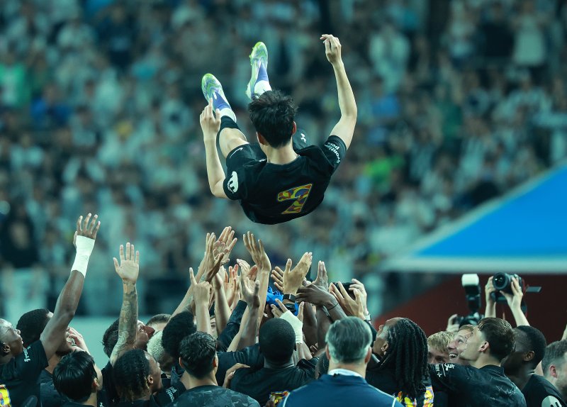 [서울=뉴시스] 이영환 기자 = 3일 오후 서울 마포구 서울월드컵경기장에 열린 2025 쿠팡플레이시리즈 뉴캐슬 유나이티드와 토트넘 홋스퍼의 경기에서 경기를 마친 토트넘 손흥민이 동료들에게 헹가래를 받고 있다. 2025.08.03. 20hwan@newsis.com