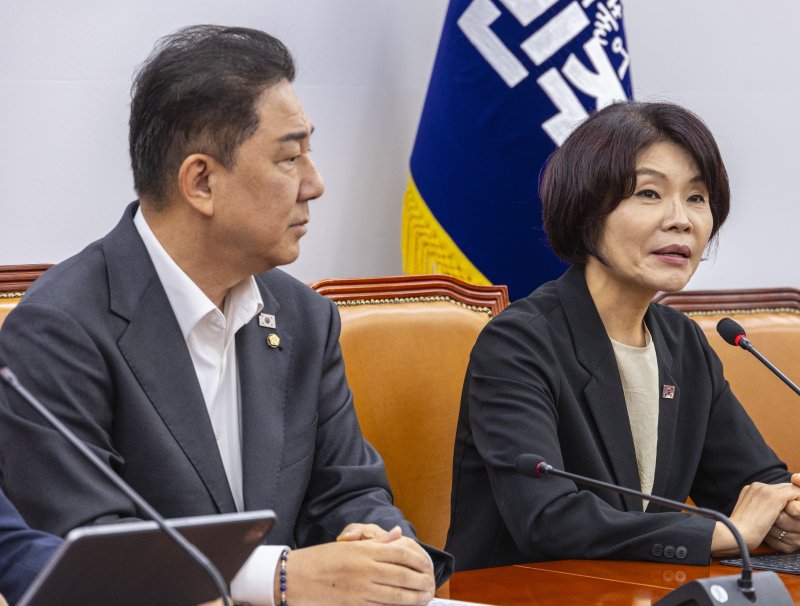 더불어민주당 한정애 정책위의장(오른쪽)이 5일 국회에서 열린 원내대책회의에서 발언하고 있다. 왼쪽은 김병기 원내대표. 사진=연합뉴스