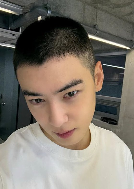 차은우, 강제 전달되는 '얼굴천재 훈련병' 근황…설거지에 성당 行까지 [N이슈]