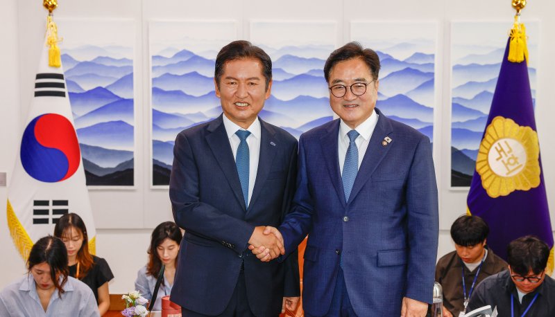 정청래 더불어민주당 대표(왼쪽)가 5일 서울 여의도 국회에서 우원식 국회의장을 예방, 기념촬영하고 있다. 뉴시스