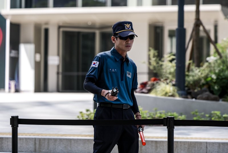 [서울=뉴시스] 정병혁 기자 = 김건희 여사의 특검 소환조사를 하루 앞둔 5일 서울 종로구 김건희 특검팀(특별검사 민중기) 사무실 앞에서 경찰이 근무를 서고 있다. 2025.08.05. jhope@newsis.com