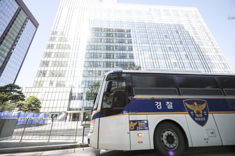 [서울=뉴시스] 정병혁 기자 = 김건희 여사의 특검 소환조사를 하루 앞둔 5일 서울 종로구 김건희 특검팀(특별검사 민중기) 사무실 앞에서 경찰 버스가 이동하고 있다. 2025.08.05. jhope@newsis.com