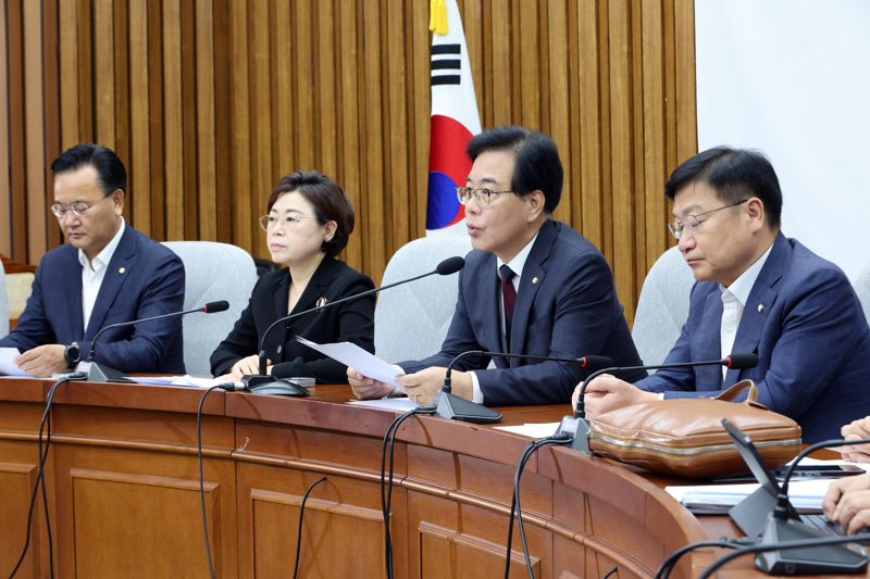 국민의힘 송언석 비상대책위원장 겸 원내대표가 5일 국회에서 열린 원내대책회의에서 발언하고 있다. 사진=박범준 기자