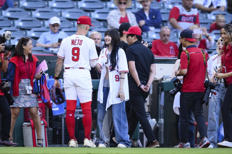 LA 팬심 잡은 그룹 '아이들' 에인절 스타디움 깜짝 등장 [뉴시스Pic]