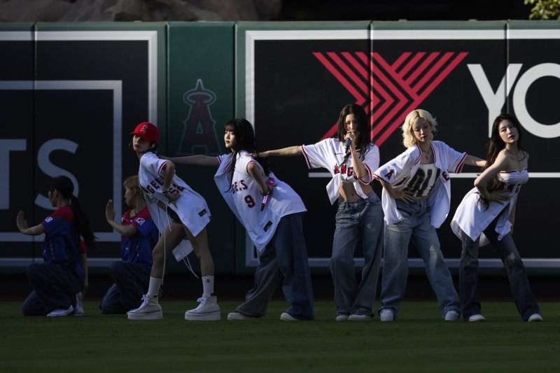 LA 팬심 잡은 그룹 '아이들' 에인절 스타디움 깜짝 등장 [뉴시스Pic]