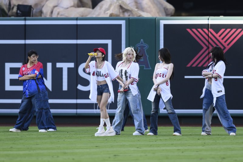 LA 팬심 잡은 그룹 '아이들' 에인절 스타디움 깜짝 등장 [뉴시스Pic]