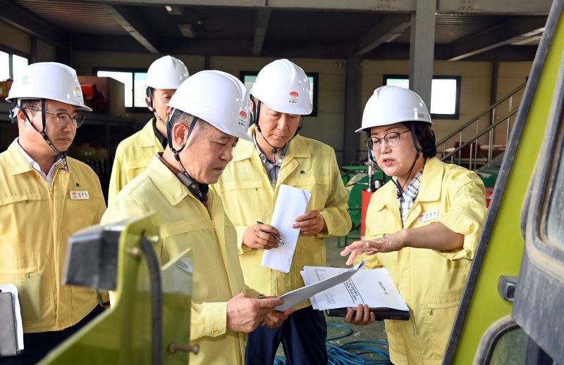 정성주 김제시장(가운데)이 5일 관내 주요 사업장을 방문해 현장 점검을 하고 있다.(사진=김제시 제공) *재판매 및 DB 금지