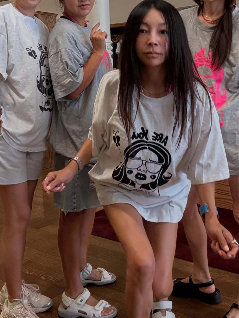 '62세' 황신혜, 파격 뒤태 노출에 하의 실종 패션 '눈길' [N샷]