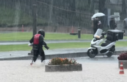 폭우에도 배달에 나선 배달 기사의 영상이 온라인에서 화제가 됐다. /사진=인스타그램 캡처